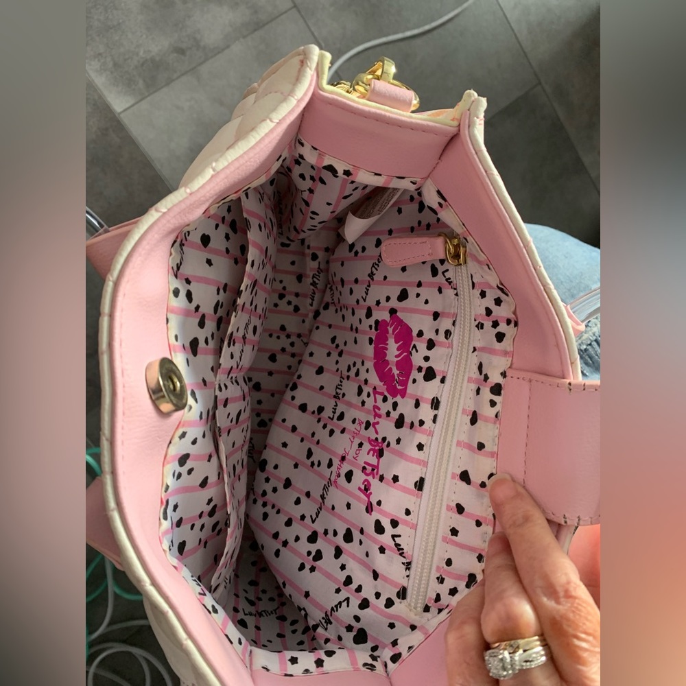 Med size, snap closure, clear handles. Used a couple times. Good condition.